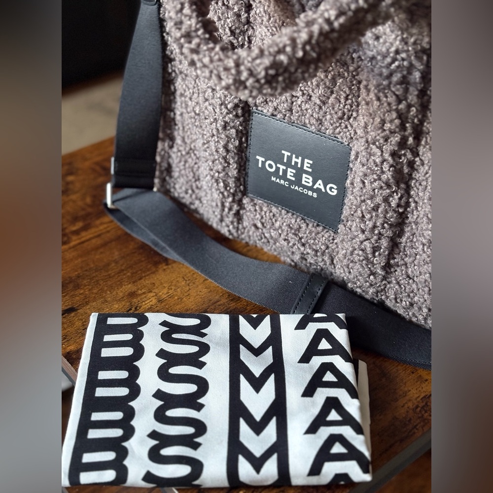 Marc Jacobs The Tote Bag - Picture 7 of 8